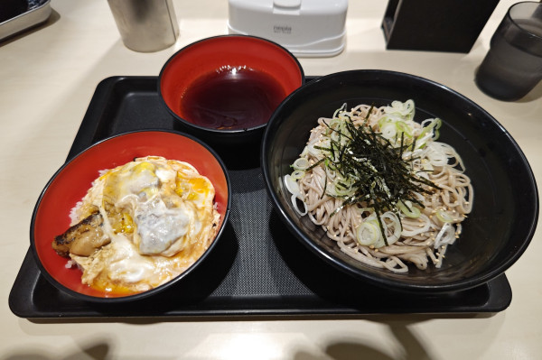 「【店舗限定】ラー油つけそばミニ親子丼セット【期間限定】」@名代 富士そば 飯田橋駅前店の写真