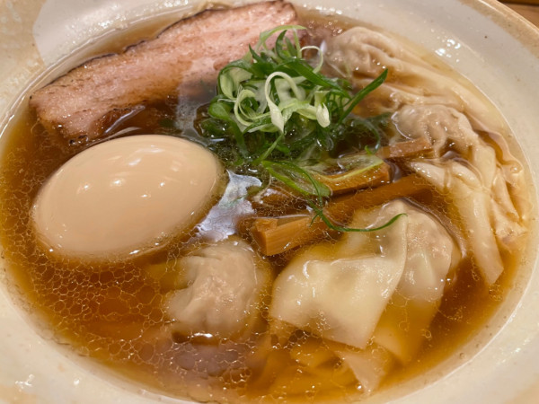 「肉ワンタン麺 黒＋味玉（1250円）」@DURAMENTEIの写真