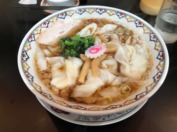 「わんたん麺（醤油）1,100円＋クーポンチャーシュー」@赤坂中華わんたん亭の写真