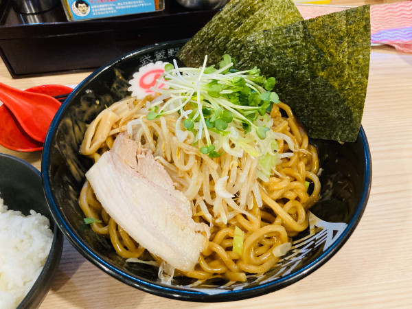 「武蔵野油そば W盛 野菜 無限ライス」@武蔵野アブラ學会 神田店の写真
