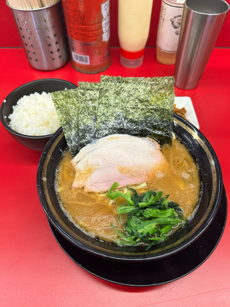 「ラーメン＋中ごはん」@家系ラーメン王道家直伝 との丸家 松飛台店の写真