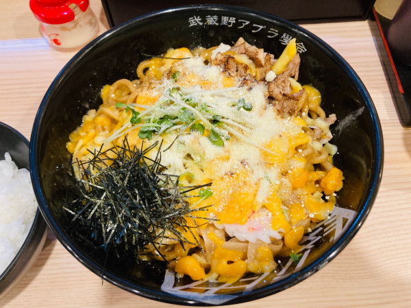 「炙りチーズ油そば 大盛 無限ライス」@武蔵野アブラ學会 神田店の写真