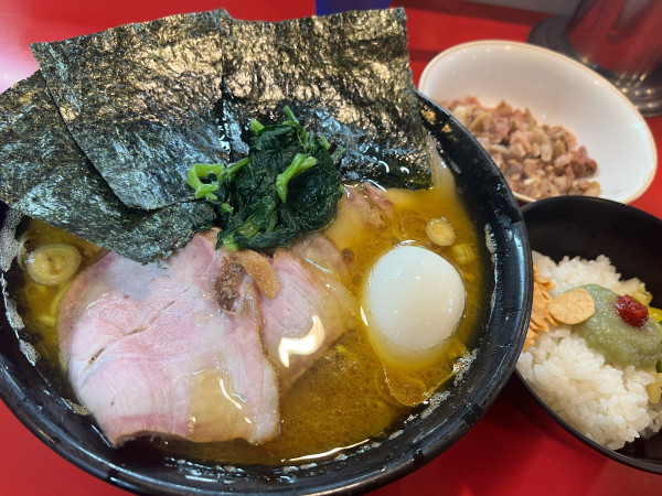 「中盛チャーシューメン+くずれ+まぶし ライス ¥1,350」@家系総本山 ラーメン吉村家の写真