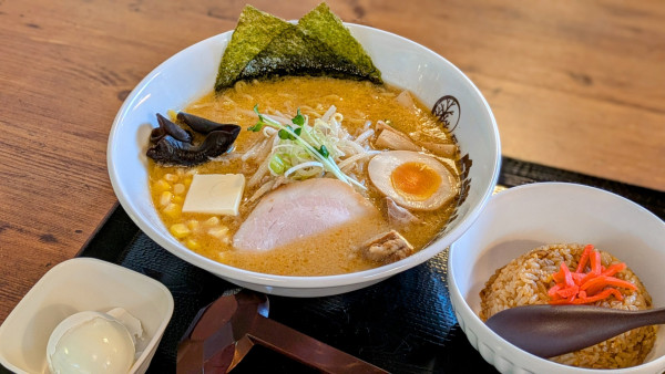 「得味噌ラーメン＋ハーフ焼き飯（1,200円＋380円）」@札幌麺処 白樺山荘 横浜店の写真