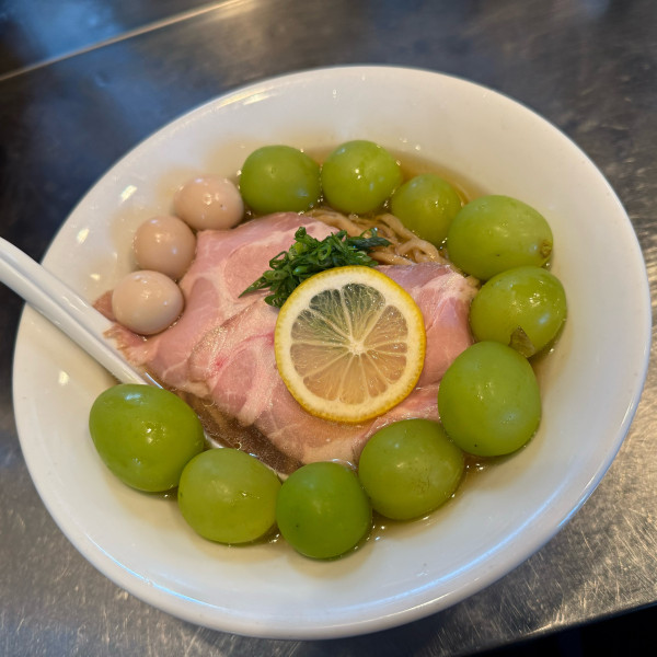 「冷製高級シャインマスカット塩レモン蕎麦」@さんじの写真