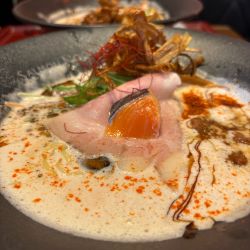 サーモン担々麺