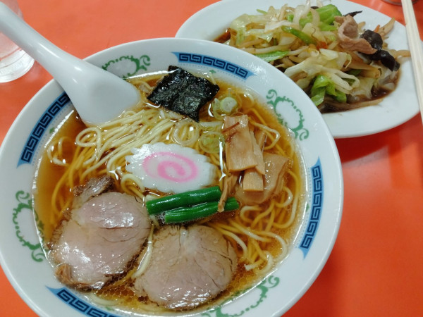 「ラーメン＋野菜炒め」@日の出屋の写真