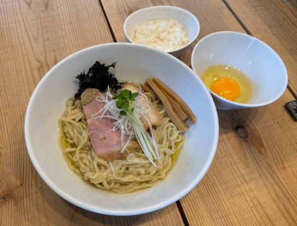 「【限定】いしると吉備どり鶏油ソバ＋生卵＋ひとくちごはん」@The Noodles & Saloon Kiriyaの写真