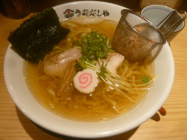「追いかつおラーメン（並）」@鮨とラーメン うおがしや 新橋店の写真