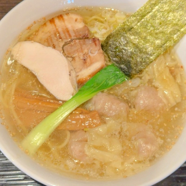 「龍のひげワンタンらぁめん 塩（ホタテ油、中太麺）1,120円」@龍のひげの写真