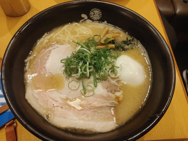 「塩鶏白湯ラーメン」@塩専門 ひるがお 東京駅店の写真