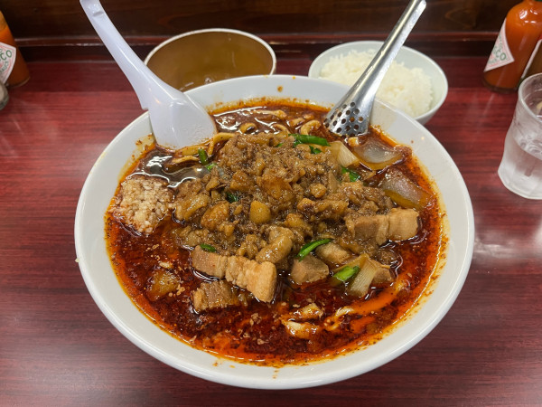 「辛いスタ満ソバ＋小ライス＋生玉子」@元祖スタミナ満点らーめん すず鬼の写真