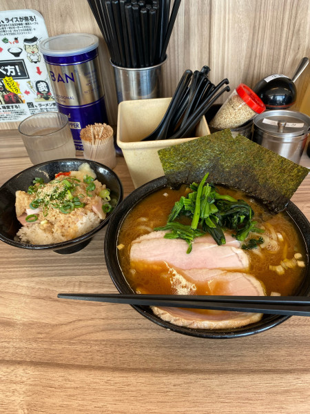 「ラーメン超黒帯＋チャーシューアブライス」@七代目武道家の写真