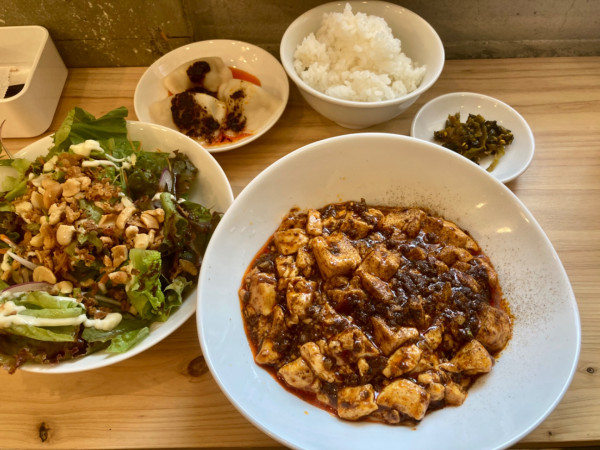「麻婆麺定食(水餃子+サラダ) ライスSサイズ」@麻婆STAND明大前の写真