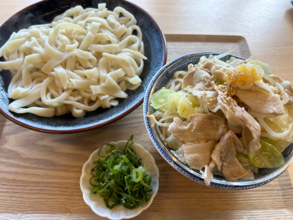 「がっつりつけ汁うどん500g(あつもり)700円」@がっつりうどんの写真