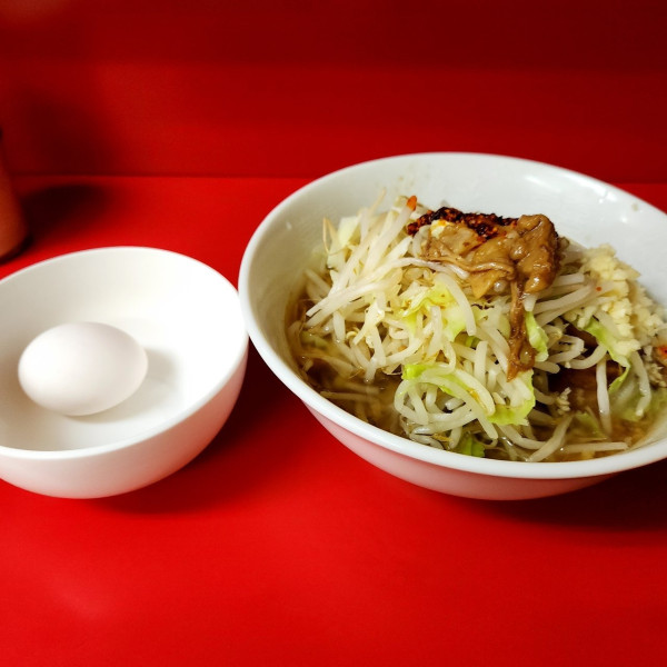 「小豚 ヤサイ、ニンニク、アブラ、ラー油 生たまご」@ラーメン二郎 千住大橋駅前店の写真