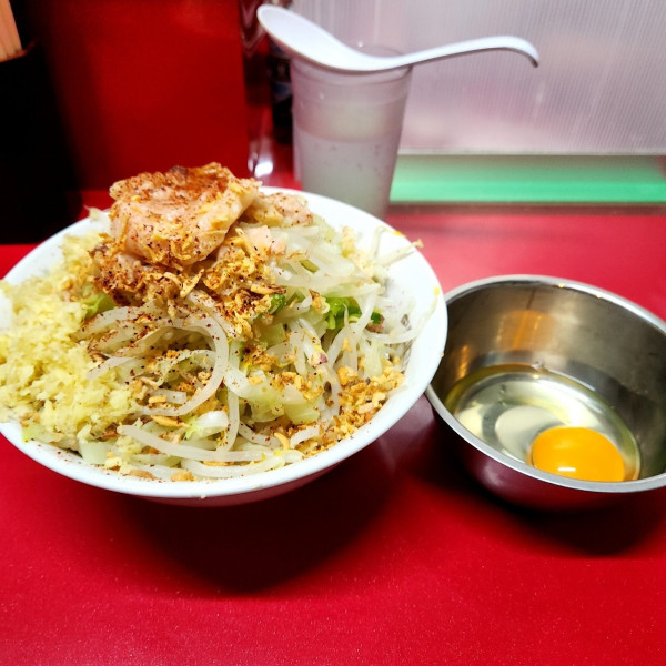 「小ラーメン 塩汁なし生たまご付 ヤサイ、ニンニク、アブラ、一味 」@ラーメン二郎 越谷店の写真