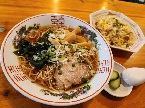 「らーめん半チャーハン」@萬珍軒の写真