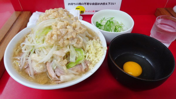 「ラーメン（900円）＋ネギ＋生玉子　ヤサイニンニクアブラ」@ラーメン二郎 神田神保町店の写真