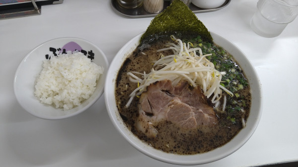 「黒らーめん ＋ 白めし小盛り」@ぶたまるきの写真