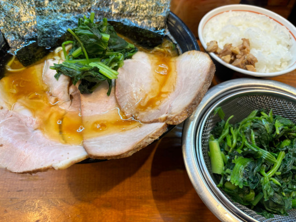 「中盛チャーシューメンおおめ生ほうれん草　ライス」@末廣家の写真