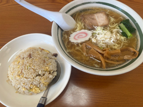 「喜多方ラーメン（大盛り）と半炒飯」@らーめん一番舘 小名浜店の写真