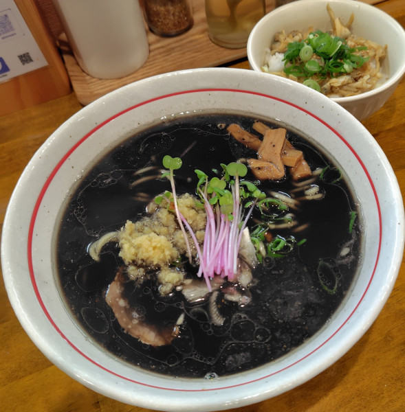 「イカ墨ジンジャー塩ラーメン 950円 あさりバターご飯 250円」@麺屋 ぬまたの写真