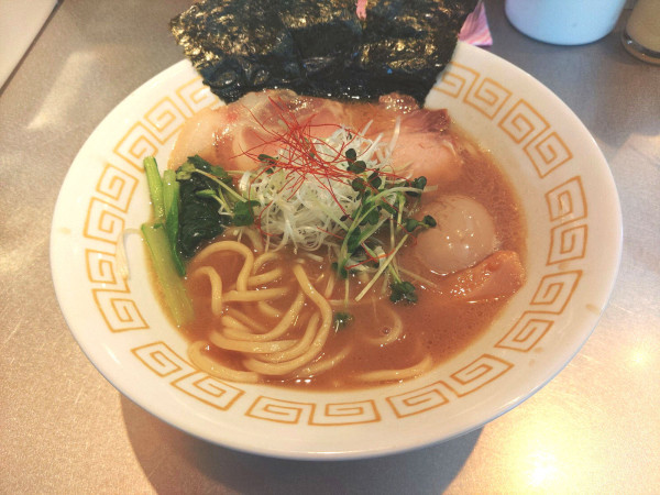 「【限定】鶏と煮干しのWスープそば ￥1200・味玉 ￥150」@麺や くろえもんの写真