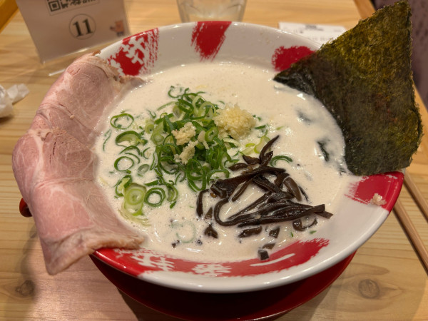 「ラーメン820円 替え玉無料 ライス大盛り150円」@大名古屋一番軒の写真