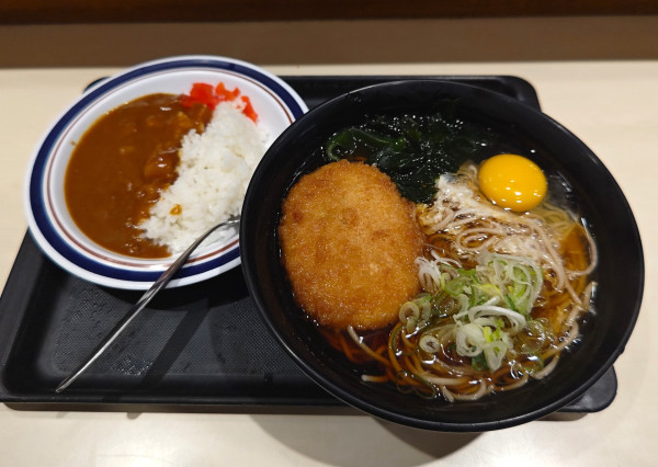 「ミニカレーセット+コロッケ+生玉子」@名代 富士そば 市ヶ谷五番町店の写真
