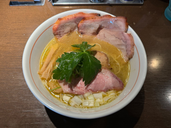 「地鶏中華そば（塩・細麺）＋釜焼きチャーシュー（ロース）」@麺や 虎徹の写真