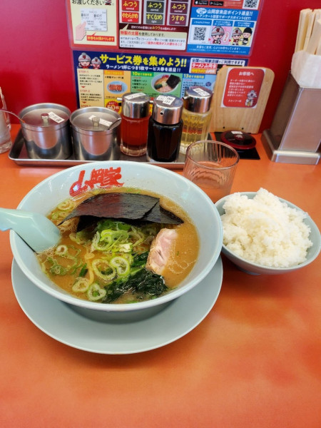 「醤油ラーメン@690」@ラーメン山岡家 大口店の写真
