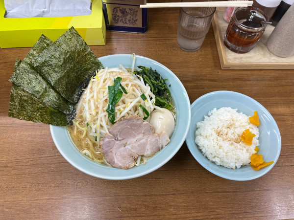 「ラーメン中800円」@横浜ラーメン 武蔵家 北千住店の写真