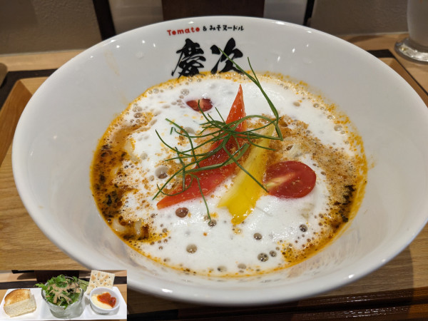 「濃厚海老ヌードル（手もみ平打ち麺・辛さなし）」@TOMATO&みそヌードル 慶次の写真