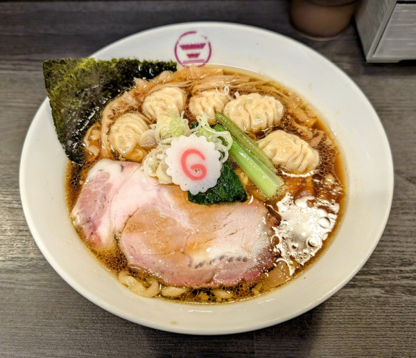 「わんたん醤油そば1170円」@横浜中華そば 維新商店の写真