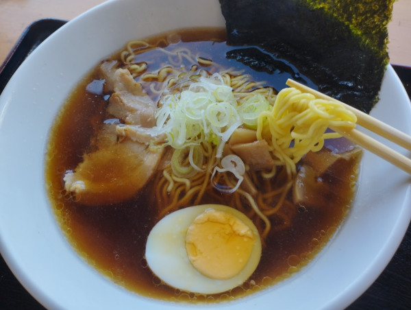 「ラーメン(醬油)(780)」@名水はだの富士見の湯 お食事処富士見テラスの写真