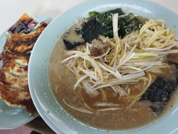 「ネギラーメン(800)＋ギョーザ(300)」@ラーメンショップ 曽屋店の写真