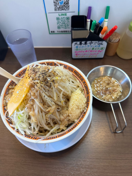 「汁なしチーズ全マシお腹空いてます」@顎で喰らえ ラウンドワン草加店の写真