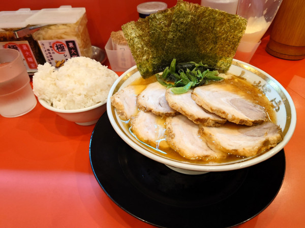 「煮豚チャーシュー麺➕煮豚➕ライス×5  硬め多め」@家系ラーメン 裏大輝家 青物横丁店の写真