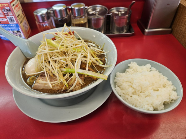 「たっぷり生姜醤油ラーメン+煮卵+白髪ネギ」@ラーメン山岡家 日立東金沢店の写真