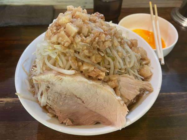 「ラーメン・生卵」@熊谷肉飯店の写真