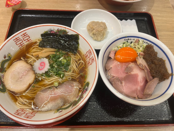 「醤油らぁめん　ローストポークのお肉ご飯　シュウマイ」@時雨製麺所の写真