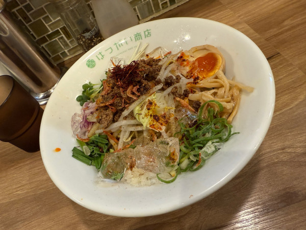 「【ステッカー限定】冷やし担々まぜそば」@はつがい商店の写真