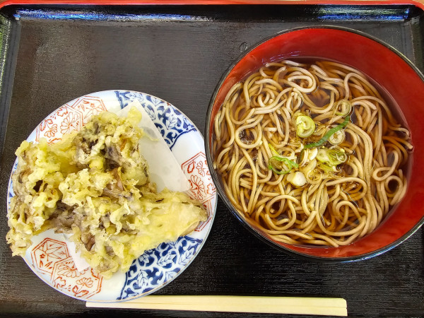 「かけそば＋舞茸天ぷら　800＋500円」@お山の恵みの写真