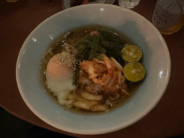 「冷製海ぶどうとキムチの沖縄そば（並盛・125g）990円」@海とギョウザと沖縄そば カプリシャス食堂の写真