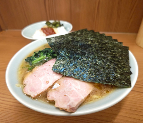「外伝ラーメン（並）+サービスライス」@家系らーめん 武将家 外伝の写真