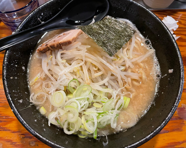 「豚骨醤油ラーメン太麺変更無料」@らあ麺 やったる 新宿店の写真