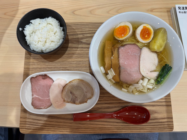 「すぱいす香る白醤油らーめん　ぜいたくもり」@結まるの写真