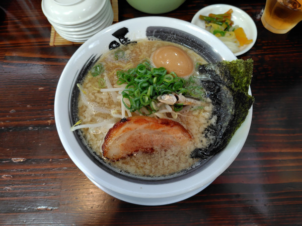 「ガツーンとにぼしラーメン935円（期間限定）」@ばり馬 鳥取トリニティモール店の写真