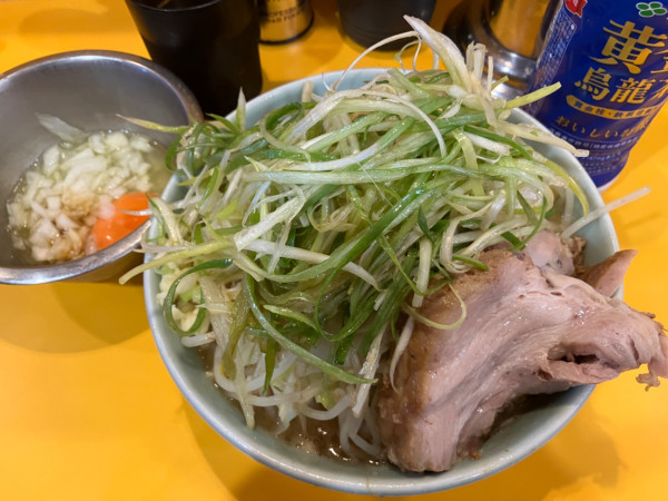 「小ラーメン＋玉ねぎたまご、ネギ」@ラーメン二郎 八王子野猿街道店2の写真